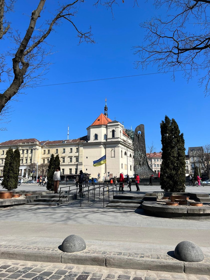 Na ulicach Lwowa jest znacznie mniej ludzi. 