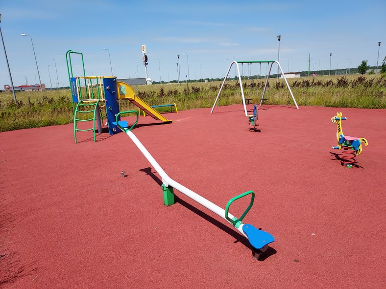 Podczas podróży z dziećmi podczas czekania na doładowanie baterii sytuację może uratować plac zabaw, oczywiście tylko wtedy, gdy akurat pogoda dopisze