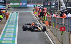 Max Verstappen wyjeżdżając z pit stopu uderzył w ścianę boksu i uszkodził bolid