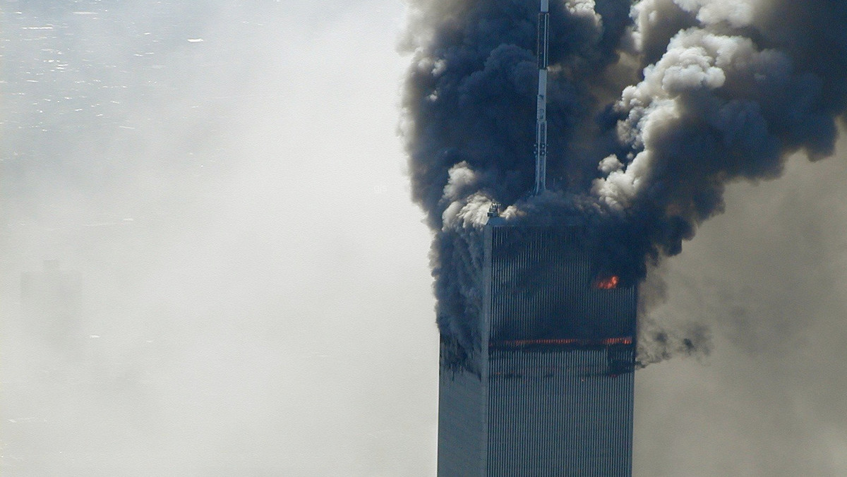 Bill Cooper - nazywany "człowiekiem, który zapowiedział 9/11" i jedne z najbardziej kontrowersyjnych publicystów w dziejach, otwarcie mówił o machlojkach na najwyższych szczeblach władzy, o ukrywanym kontakcie z obcymi i tym, jak urządza się obywatelom masowe pranie mózgu. Zmarł w bardzo dziwnych okolicznościach, a śmierć - jak twierdzą jego zwolennicy - miała być karą za zbyt długi język…