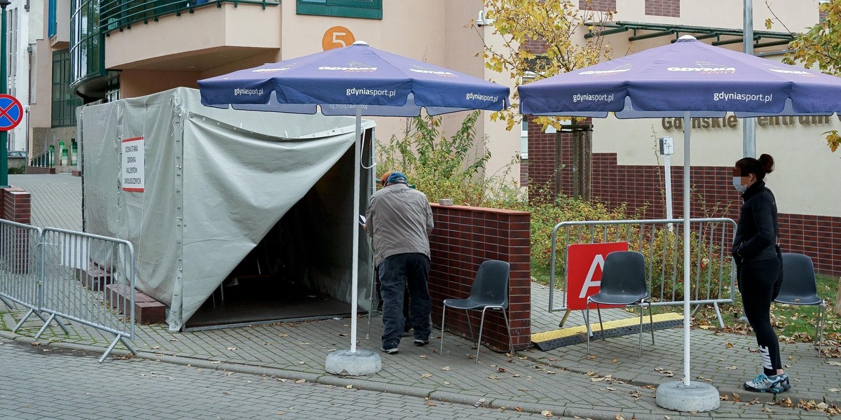 To namioty wstępnej kwalifikacji, które stoją przed Szpitalem Morskim w Gdyni. 