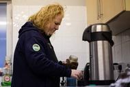Wolontariusz przygotowuje gorące napoje w Edge Center w Tupton w Wielkiej Brytanii