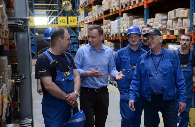Andrzej Duda podczas wizyty w zakładzie ASmet w Regułach