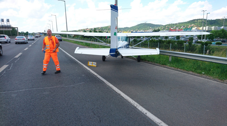 A Cessna az M7-es közepén az autók között ért földet, majd kigurult a leállósávba /Fotó: olvasóriporter