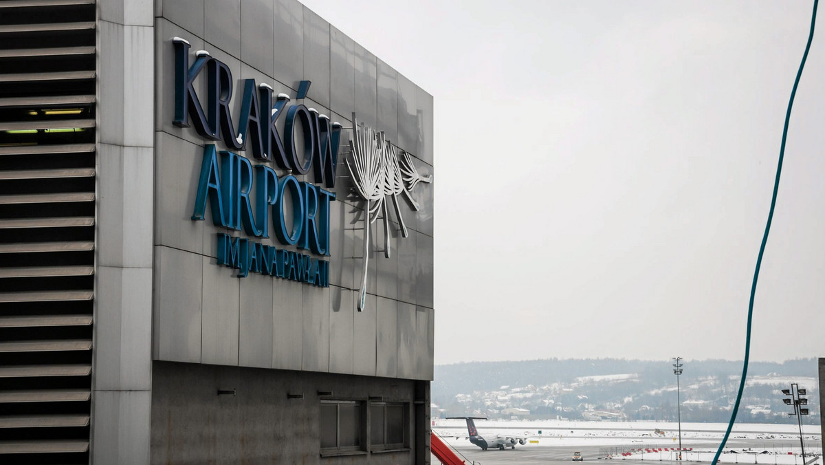 Trzy tradycyjne linie lotnicze: British Airways, Swiss International i KLM uruchamiają w tym miesiącu swoje połączenia do Krakowa. - Wchodzimy do pierwszej ligi lotnisk w Europie - ocenił prezes lotniska i zapowiedział nową inwestycję - budowę pasa startowego.
