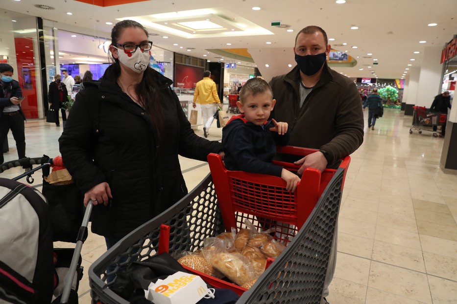 János és Vera nem találtak a gyereknek szörpöt,  el﷯kapkodták előlük / Fotó: Pozsonyi Zita 