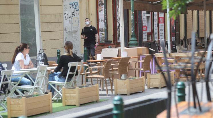 Egyelőre csak alig néhányan lézengenek a fővárosi bevásárlóutcákban / Fotó: Varga Imre