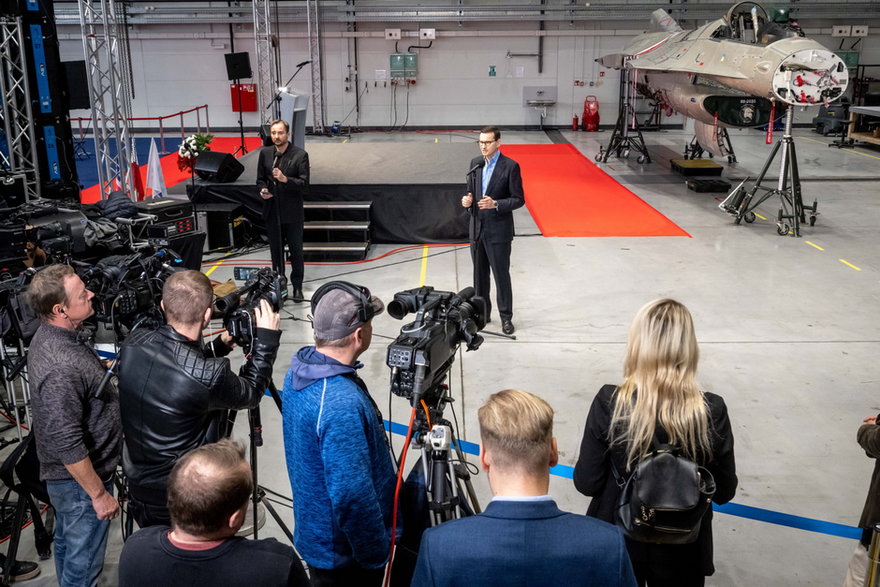 Premier Mateusz Morawiecki podczas wizyty w WZL w Bydgoszczy, gdzie nastąpił odbiór pierwszego amerykańskiego samolotu F-16 USAF, 14 listopada 2022 r.