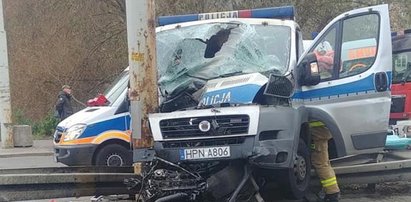 Radiowóz pędził na sygnale! Nagle wypadek, policjant jest w ciężkim stanie