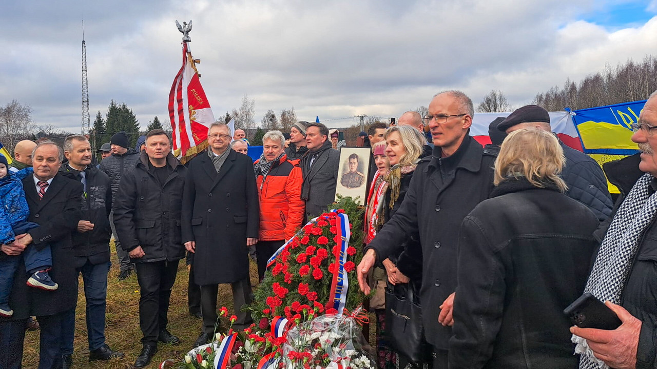Ambasador Rosji z obstawą na cmentarzu żołnierzy radzieckich. Usłyszał rozpaczliwy krzyk ukraińskich kobiet
