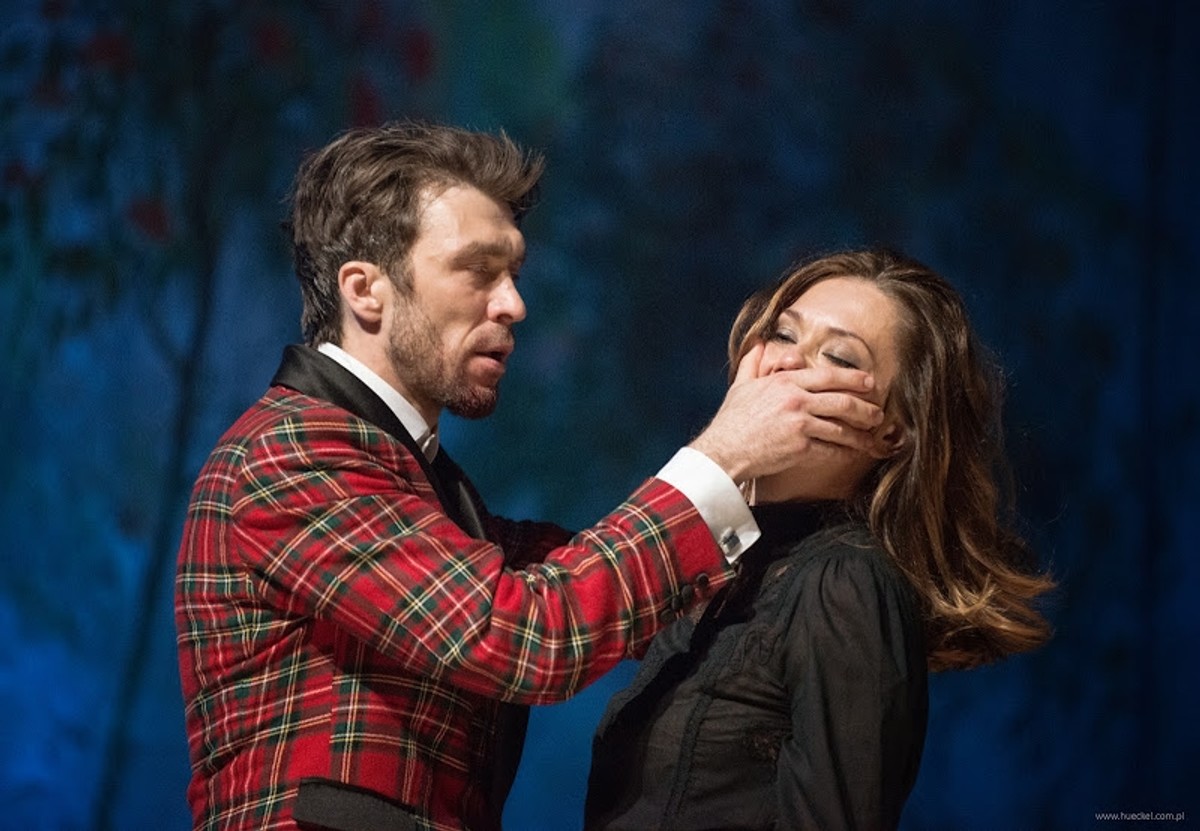 Próbuje się ta „Lalka” wdzięczyć do widowni niezrozumiałym w tym przypadku ogrywaniem teatru w teatrze., fot. Magda Hueckel