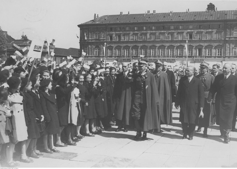 Marszałek Edward Rydz-Śmigły pozdrawia na placu Piłsudskiego młodzież i dzieci z warszawskich szkół powszechnych podczas uroczystości przekazania wojsku 4 karabinów maszynowych i 64 rowerów ufundowanych przez uczniów. 4.05.1939 (NAC).