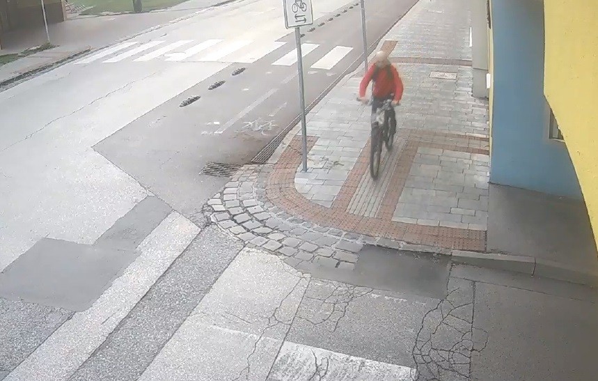 Cyklistu vyzvali, aby sa prihlásil na polícii.