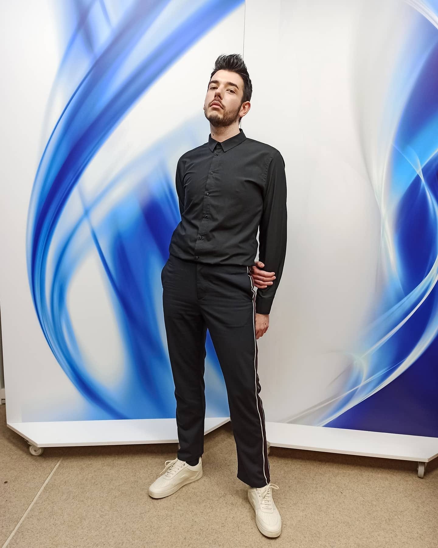 Srbský moderátor Marko Dejanović. 
