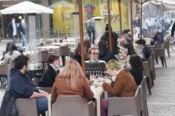 Ekspert o złagodzeniu restrykcji: "Wirus dziękuje"