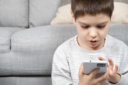Okoseszköz-tiltás az iskolákban: tényleg javul a gyerekek figyelme mobil nélkül?