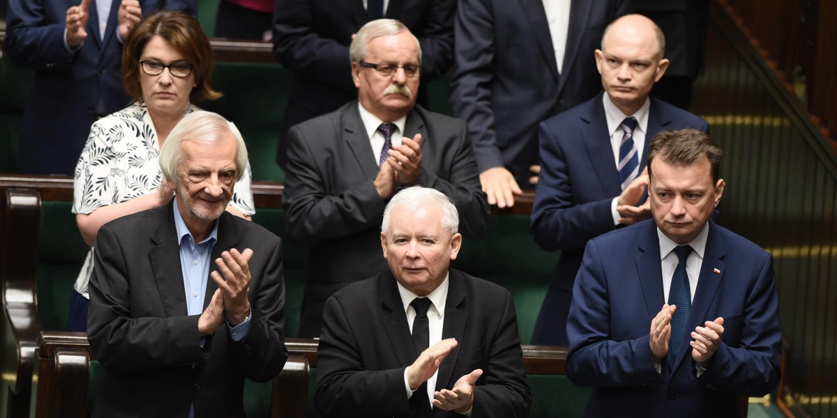 PiS miażdży opozycję. Najnowszy sondaż