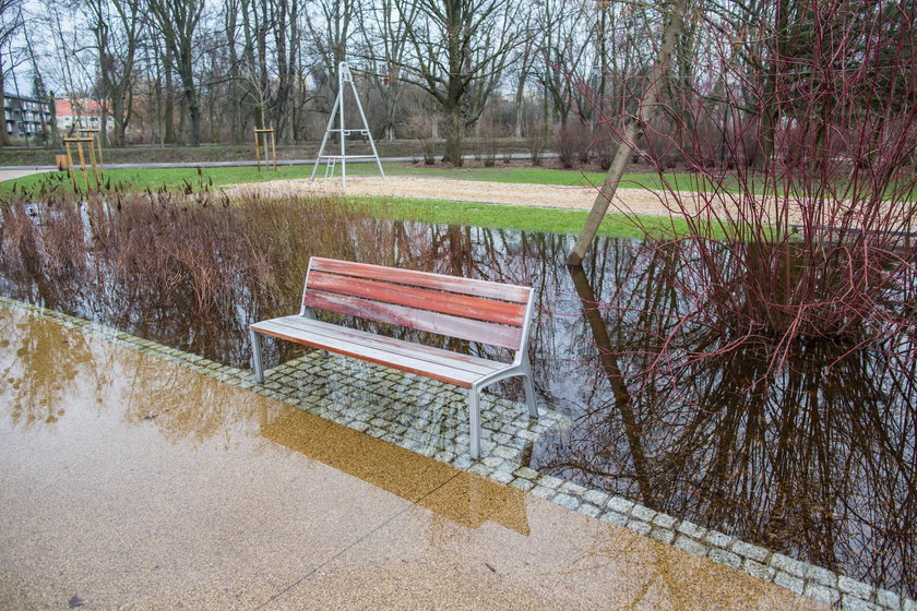 Zalany nowy plac zabaw w parku Wodziczki