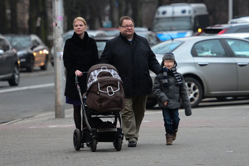 Kalisz z żoną palą przy dzieciach!