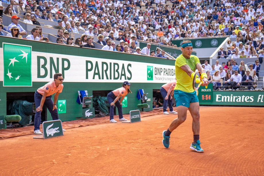 Na kortach w Paryżu największa i najlepiej widoczna w transmisjach część zarezerwowana była dla BNP Paribas. Na zdjęciu Rafael Nadal, który może liczyć rocznie 26 mln dol. od sponsorów