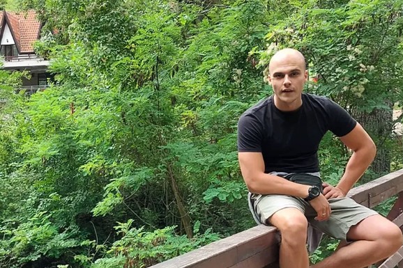 GLUMAC NAKON RAZVODA OD KOLEGINICE OTIŠAO NA SELO Pored njega samo kosilica i reka: Ovako pronalazi svoj unutrašnji mir