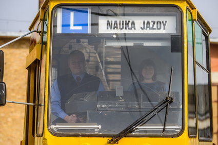 Motorniczy i kierowca autobusu cały czas poszukiwani. Oto ile można zarobić