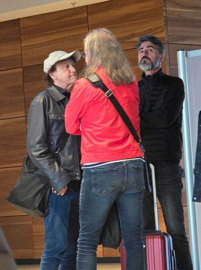 Zdravko Čolić na aerodromu, paparaco