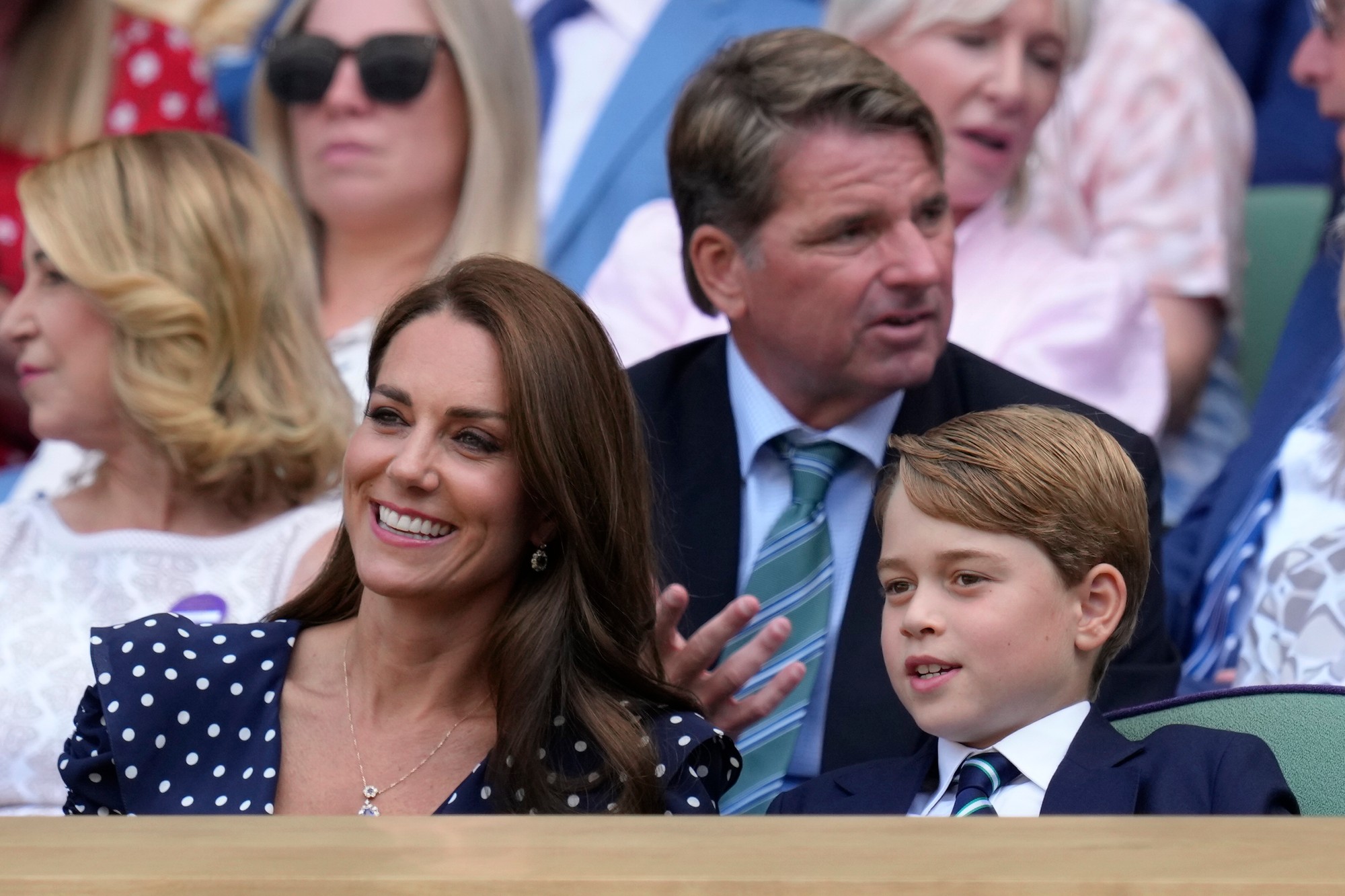 Kate, vojvodkyňa z Cambridgeu a britský princ George sedia v kráľovskej lóži v zápase medzi Novakom Djokovičom a Nickom Kyrgiosom vo finále na turnaji Wimbledon.