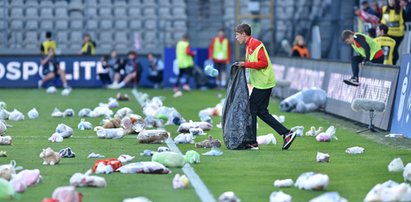 Niezwykły deszcz w Krakowie. Pluszowe zabawki "zalały" murawę po meczu