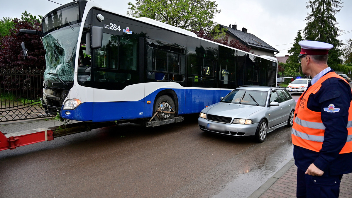 Groźny incydent pod Krakowem. Autobus wjechał do ogródka