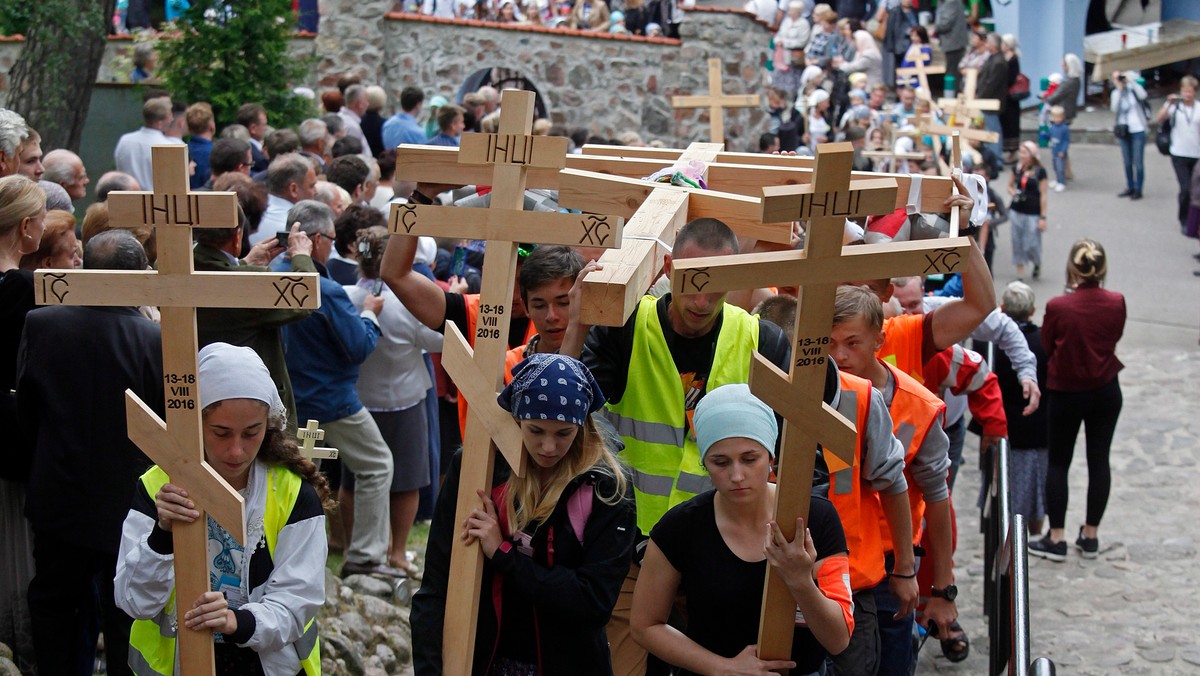 Kulminacyjny moment uroczystości Przemienienia Pańskiego na Świętej Górze Grabarce. 19 sierpnia, liturgia, w której uczestniczyło tysiące pielgrzymów prawosławnych. Odprawiona pod przewodnictwem metropolity warszawskiego i całej Polski arcybiskupa Sawę wraz z patriarchą antiocheńskim i całego Wschodu Janem X. To już końcowy fragment odświętnych uroczystości. Po poświęceniu pokarmów pielgrzymi rozjadą się do domów. Zabiorą ze sobą wodę z cudownego źródełka.