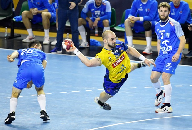 Zawodnik Łomży Vive Kielce Artsem Karalek (C) oraz Przemysław Krajewski (L) i Michał Daszek (P) z Orlen Wisły Płock podczas meczu 13. kolejki Ekstraklasy piłkarzy ręcznych