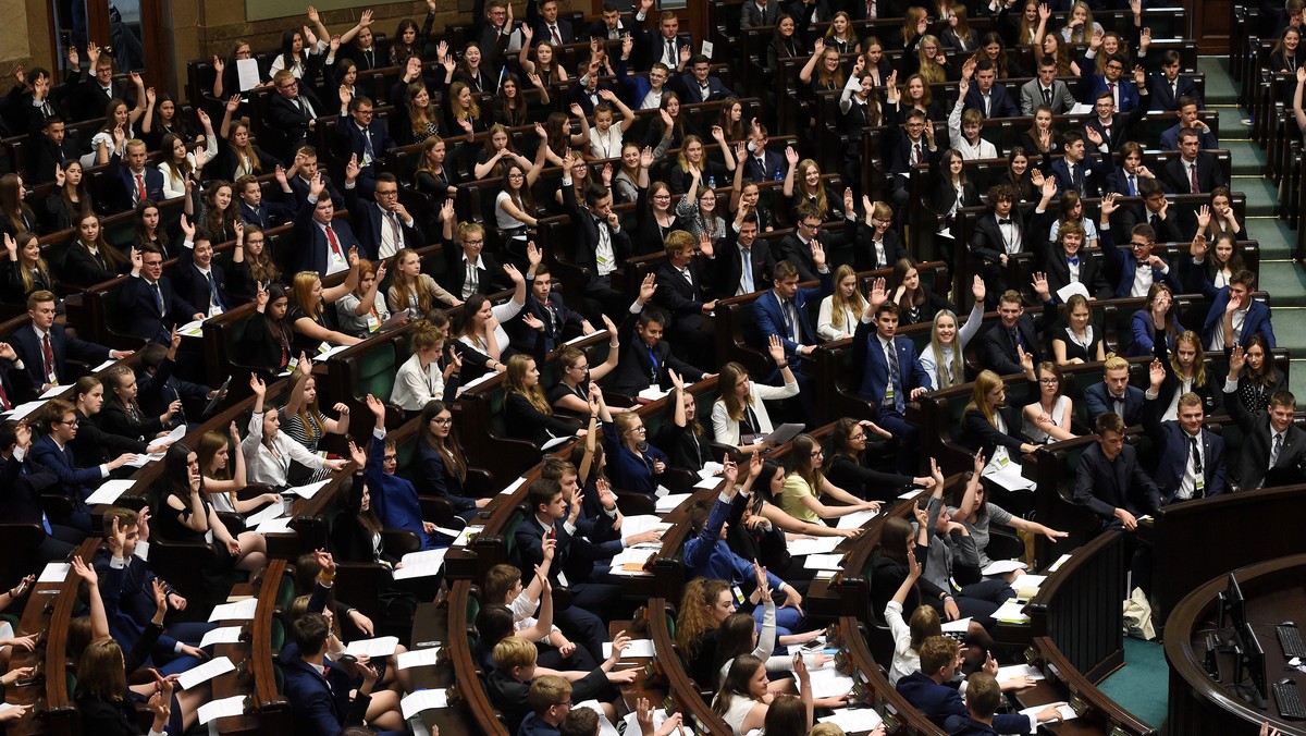 Obrady Sejmu Dzieci i Młodzieży pozostawiły niesmak; podziały dorosłych polityków przeniosły się na dzieci i młodzież - ocenili dziś politycy opozycji. Ich zdaniem, młodzi posłowie czerpią wzorce z obecnej sceny politycznej.