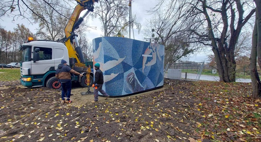 Toaleta na Pawłowicach, która właśnie stanęła przy tamtejszym jeziorze, przykuwa uwagę mozaiką z kąpiącymi się postaciami. Nie bez przyczyny.