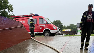 Połamane drzewa, zalane posesje.15 interwencji strażaków