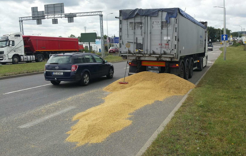 Zboże wysypało się z ciężarówki na ul. Elbląskiej