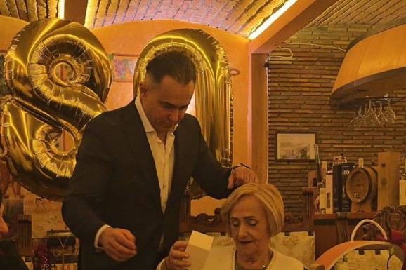 DUPLO SLAVLJE U DOMU DRAGANA STANKOVIĆA Njegova majka slavi 81. rođendan, on puca od ponosa: "Ona je snaga i oslonac" (FOTO)