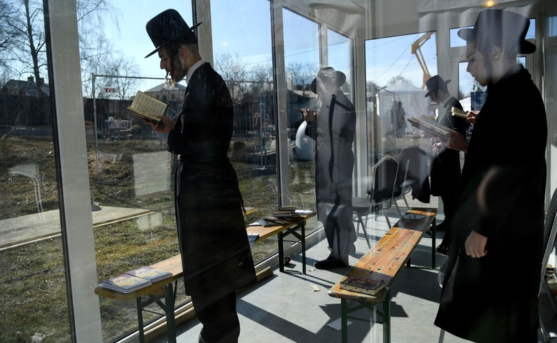 Chasydzi podczas uroczystości w Leżajsku