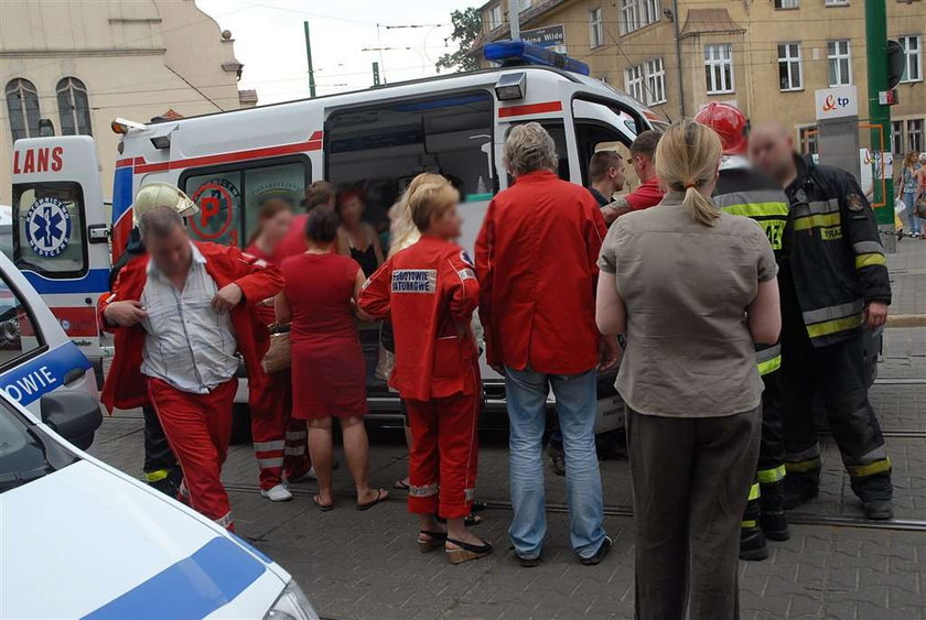 Butelkę ze żrącym kwasem rozbiła się w jednej z poznańskich aptek. Przez żrącą substancję aż sześć osób wylądowało w szpitalu