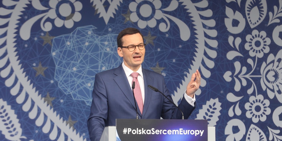 Premier Mateusz Morawiecki mówił w Mławie (woj. mazowieckie), że Polska, podobnie jak Unia Europejska, nie składa się wyłącznie z Berlina, Paryża czy Amsterdamu.