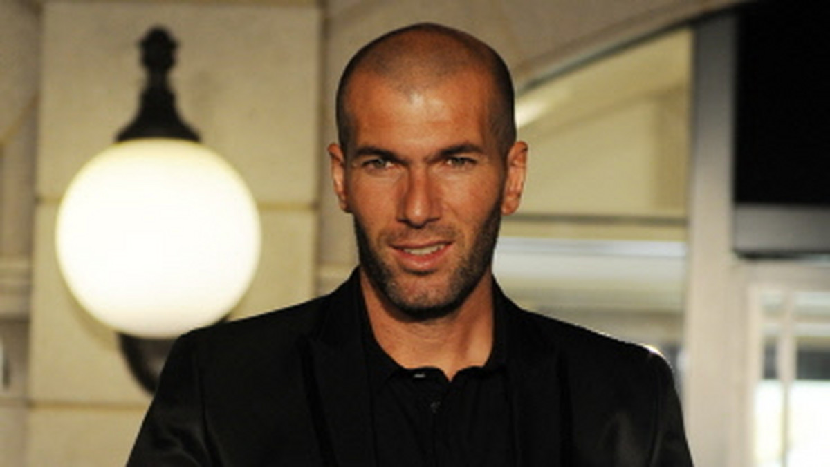 Real Madryt pokłada coraz większe nadzieje w osobie Zinedine'a Zidane'a. Były gwiazdor Królewskich dotychczas ukrywał się w cieniu, współpracując z prezesem Florentino Perezem, lecz teraz ma się to zmienić i Francuz regularnie będzie spotykał się także z Jose Mourinho oraz zawodnikami.