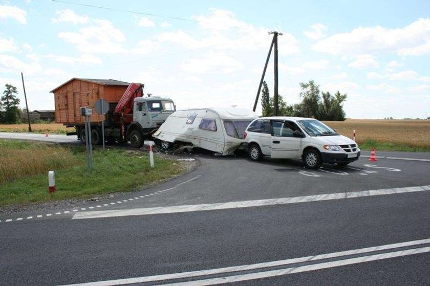 Ale wypadek! BMW wjechało do przyczepy kempingowej! FOTO