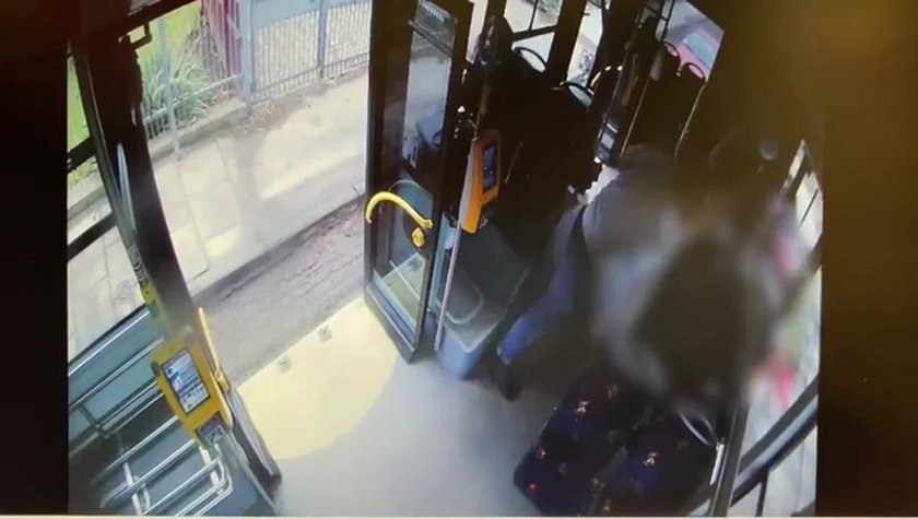 Atak nożownika w autobusie. Policja publikuje nagranie