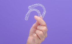 Burza wokół nakładkowych systemów do prostowania zębów