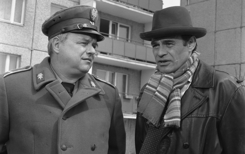 Roman Wilhelmi i Stanisław Bareja jako dzielnicowy w serialu 'Alternatywy 4'