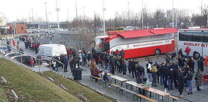 Piękny gest Polaków. Wielkie kolejki przed stadionem Legii, wszyscy stoją w jednym celu