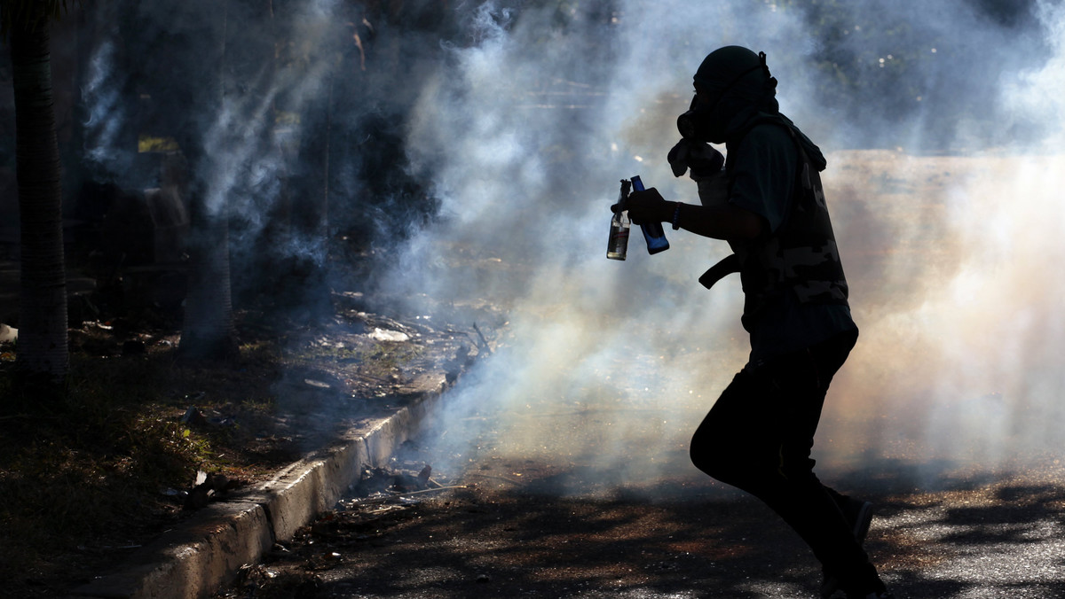 Barwne tłumy zamaskowanych antyrządowych demonstrantów ciskają kamienie, petardy i koktajle Mołotowa. Policja i żołnierze odpowiadają na to gazem łzawiącym, armatkami wodnymi, pociskami gumowymi i grubym śrutem. W Wenezueli wrze powstanie.