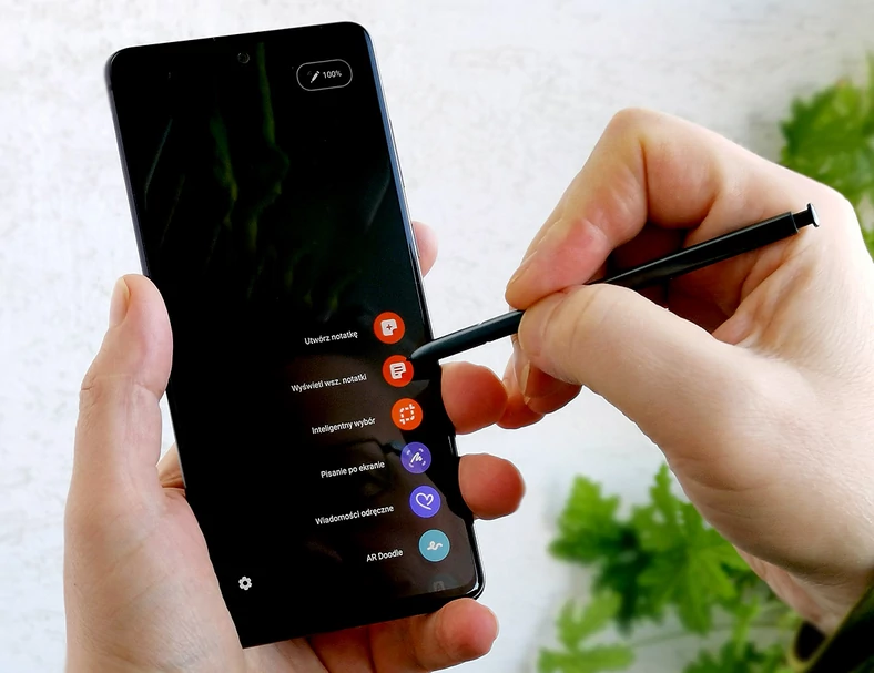 Rysik S-Pen w Galaxy Note10 Lite w porównaniu do nowszego z serii Galaxy Note10 pozbawiony jest jedynie możliwości wykonywania gestów w powietrzu. Cała reszta, to wciąż najlepsza smartfonowa implementacja piórka na rynku