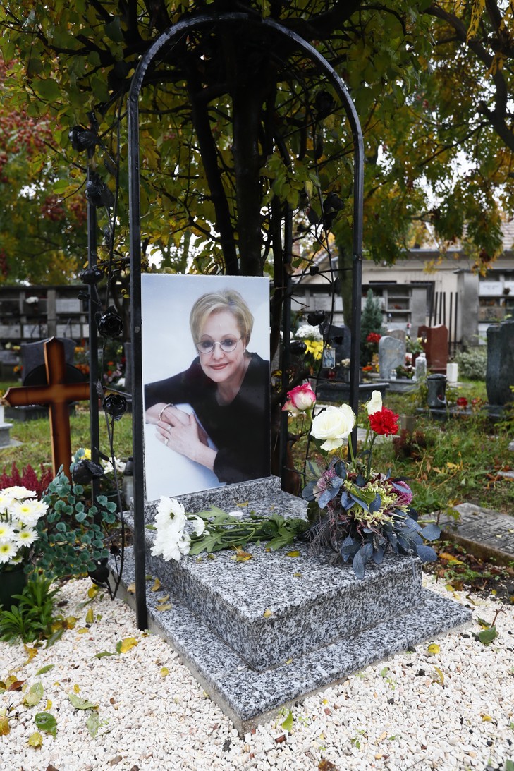Mostantól az énekesnő mosolyog vissza sírkövéről a szeretteire és rajongóira / Fotó: Fuszek Gábor