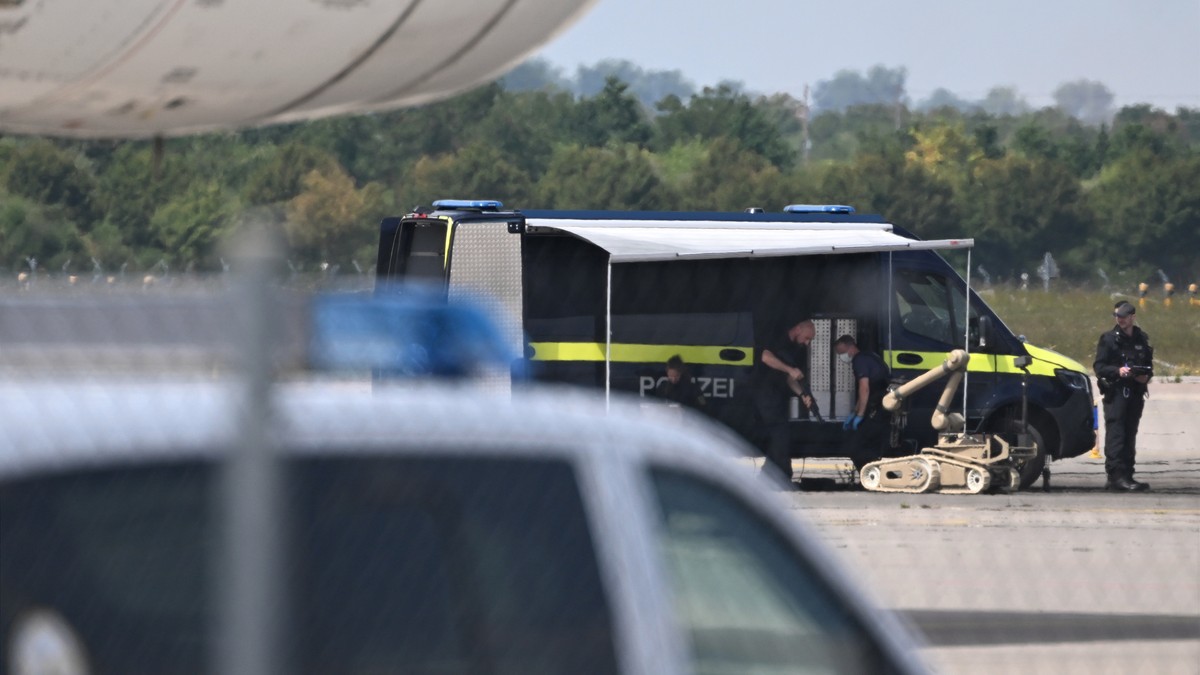 Nemačka policija na aerodromu u Lajpcigu 5. avgusta nakon otkrića naoružanog drona